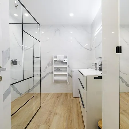 Le Mediterranee-centre-climatisation Apartman *